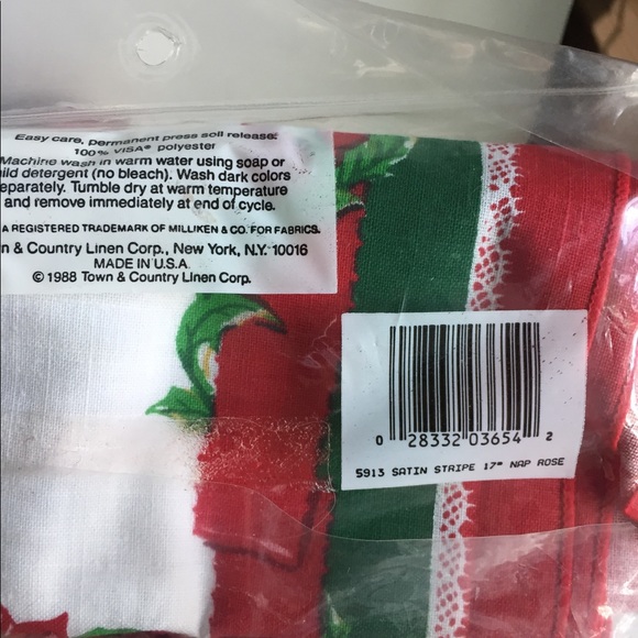 Vintage Christmas 70” round tablecloth & napkins 1988 - Picture 7 of 10